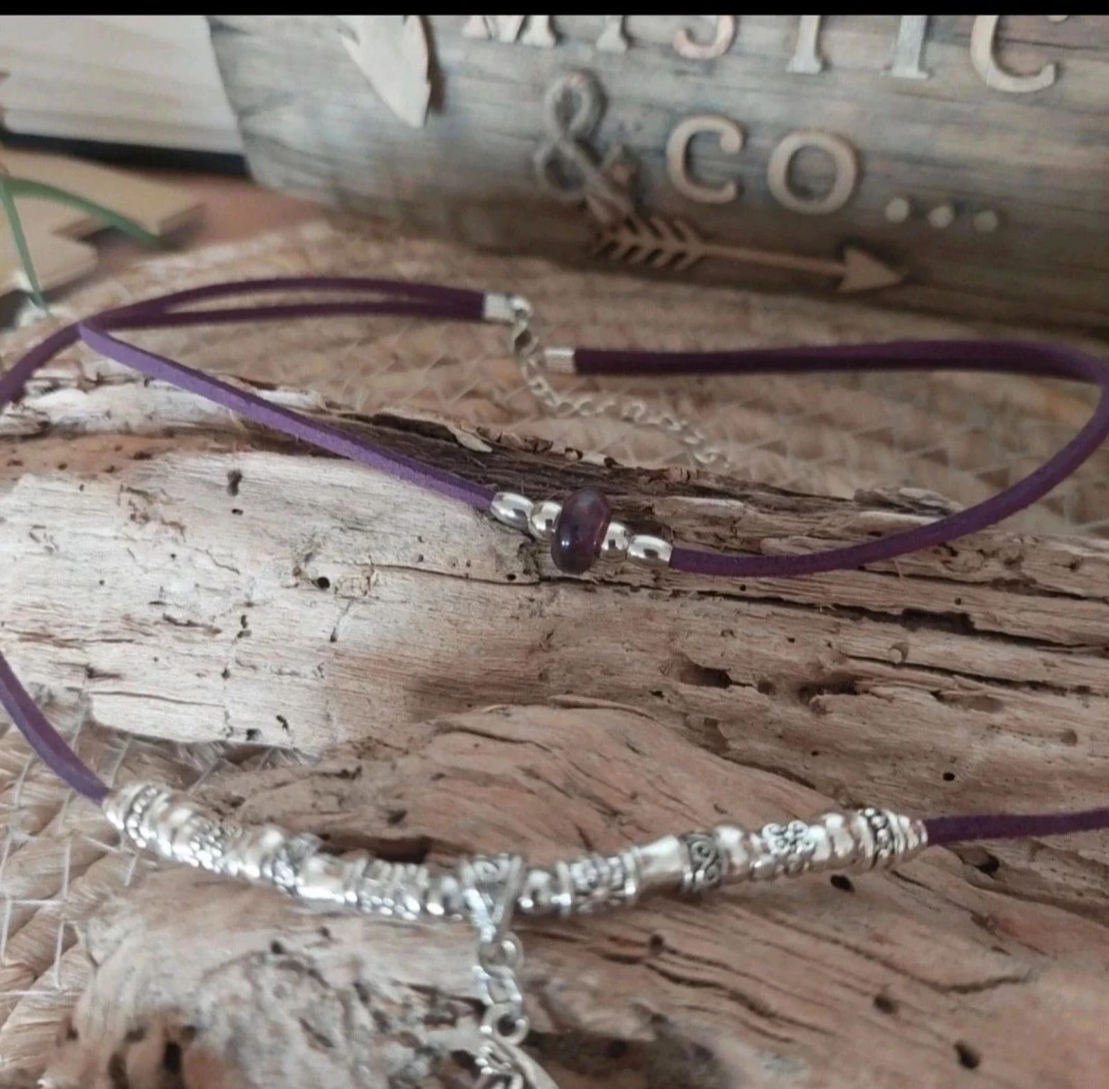 Parure boho místico de dos hilos con cabujón de espiral de resina translúcida violeta – photo 5